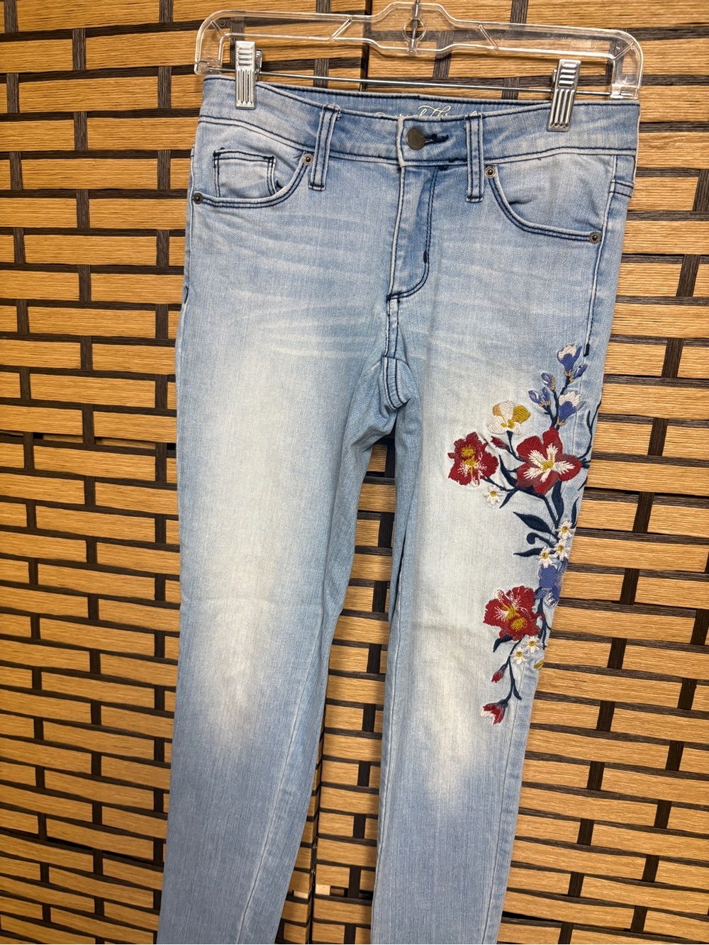 Universal thread mid rise skinny floral embroidered jeans size 0